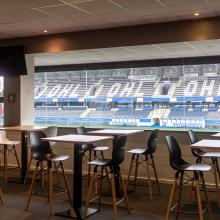 Hoge tafels met zicht op het veld vanuit de Business Seats