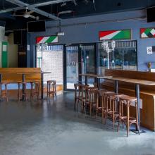 Extra Time met hoge tafels en zitbanken