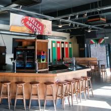 Houten bar van stadioncafé Extra Time
