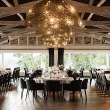 Zaal Crystal Waters met gedekte ronde tafels en kroonluchters