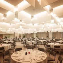 Banquetopstelling onder de witte plafondpanelen bij De Montil