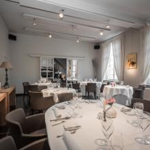 Lichte zaal met gedekte tafels bij Di Coylde