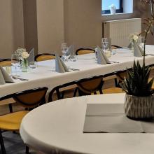 Gedekte tafels in de aparte ruimte bij Total Experience