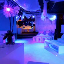 Witte lounge met blauw-paarse verlichting bij Cobra-Deluxe