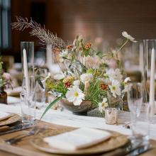 Gedekte tafel met bloemen bij Grand Café Lamot