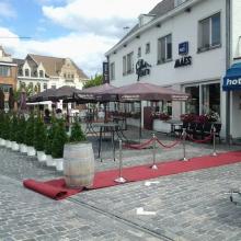 Voorgevel en terras van Sint-Jan