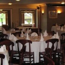 Gedekte restauranttafels bij Sint-Jan