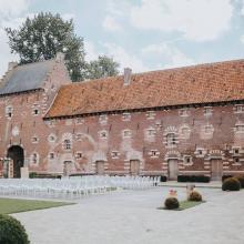 Historische gevel en ceremonieopstelling op het binnenplein