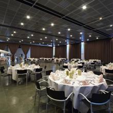 Grote feestzaal met ronde gedekte tafels