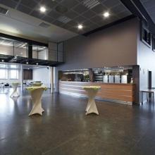 Kleine zaal met bar en receptietafels