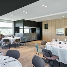 De Boeg met bar en ronde tafels