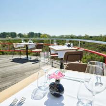 Terras van De Normandie met zicht op de duinen