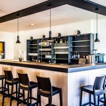 Eigen bar met houten afwerking bij Den Bakker