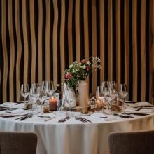 Gedekte ronde tafel met bloemen bij Krekelhof