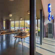 Kleine zaal met hoge ramen op het gelijkvloers