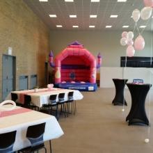 Grote zaal ingericht voor een babyborrel bij t Lindehof