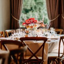 Gedekte ronde tafel in de kasteelzaal van Domein St-Hubert