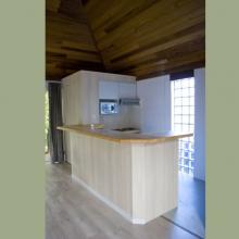 Compacte keuken achter de bar