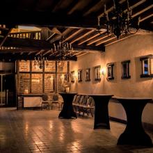 Historische schuur met mezzanine en receptietafels