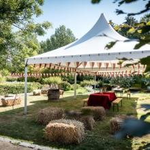 Tent en zitplaatsen in de tuin