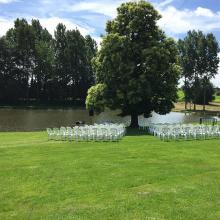 Ceremonieopstelling op het gazon naast de vijver