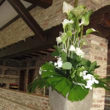 Bakstenen bar en bloemen in de zaal