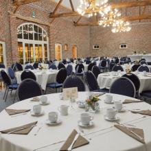 Multifunctionele zaal met ronde tafels bij Oude Eycke