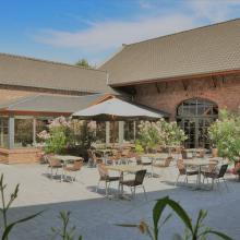 Binnenkoer met terras bij Hotel Oude Eycke