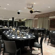 Feestzaal met gedekte ronde tafels bij Sparrenhof