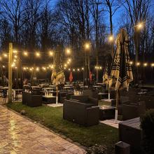 Buitenterras tussen de bomen bij avondlicht