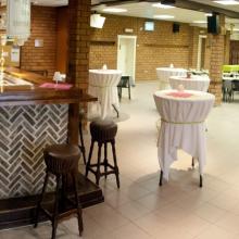 Receptieopstelling met grote toog in dezelfde feestzaal