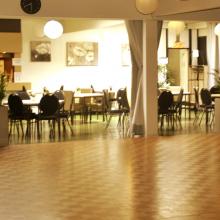 Zaal met dansvloer bij OC De Burggrave
