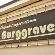 Naam en gevelbord van Ontmoetingscentrum De Burggrave
