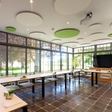 Garden Room 2 met U-vorm en zicht op het groen