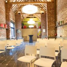Panoramic House met houten dakspanten en theateropstelling