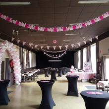 De Violier met statafels en aankleding voor een babyfeest