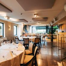 Gedekte tafels en bar bij De Baronie