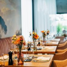 Bloemen en tafelindekking bij De Baronie
