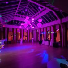 Lege evenementenruimte met paarse feestverlichting in Hotel Karmel