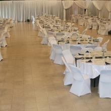 Feestopstelling met ronde gedekte tafels bij Nicolaas