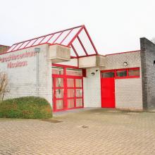 Rode ingang van Parochiecentrum Nicolaas
