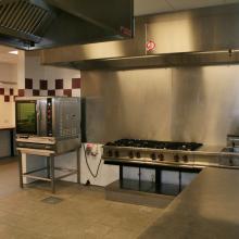Professionele keuken met oven en gasvuren
