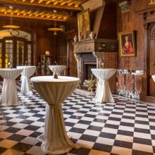 Ridderzaal van kasteel de Renesse met aangeklede statafels