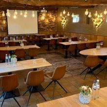 Feest- en vergaderzaal van ’t Oosthof met projectiescherm
