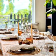 Gedekte bistrotafel met zicht op de tuin van La Cascina