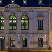 Verlichte voorgevel van Cultureel Centrum Meulestede