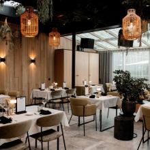 Gedekte restauranttafels bij Maison Maurice