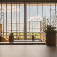 Tafel bij het raam met zicht op de omgeving