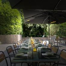 Lange gedekte tafel op het groene terras
