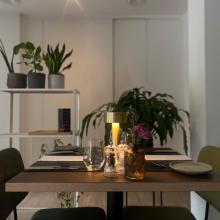 Restaurantinterieur met tafels en planten